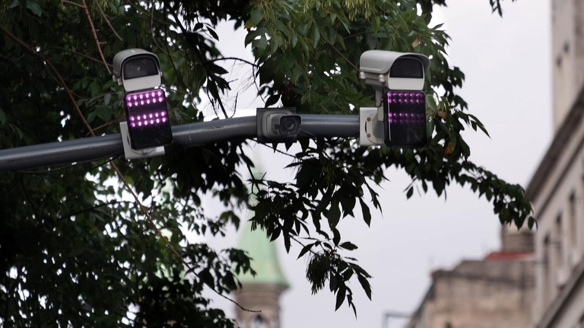 Nuevas cámaras controlarán en la Ciudad el uso de los conductores del celular y del cinturón de seguridad.