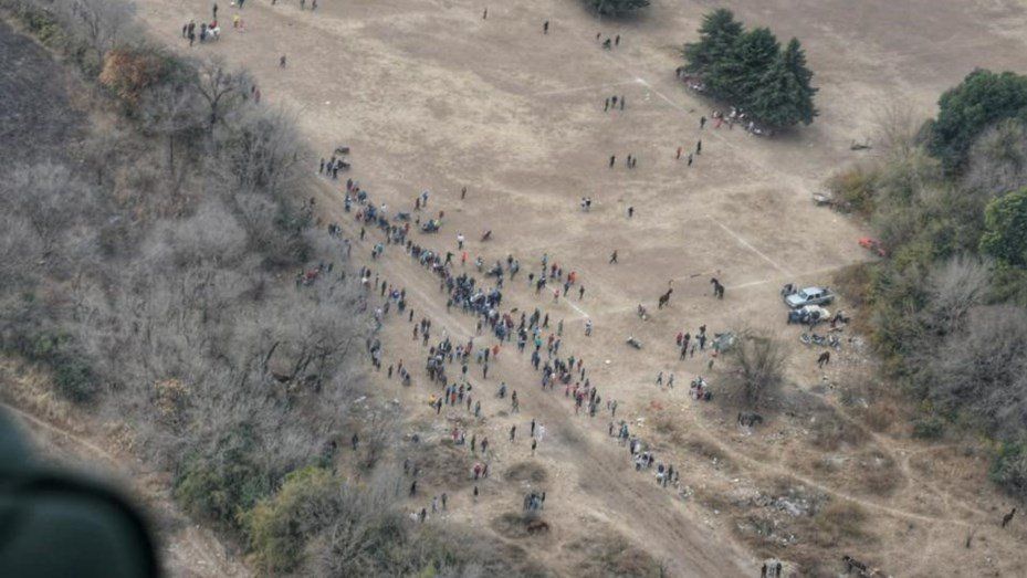Córdoba: un helicóptero dispersó a 100 personas en una carrera de caballos clandestina