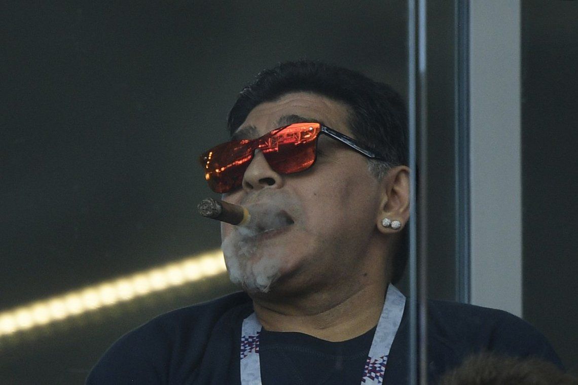 Con un habano en la mano, Maradona pidió disculpas por fumar en Rusia