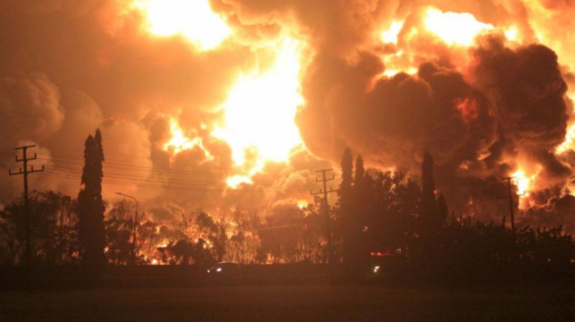 Las fuerzas de seguridad evacuaron la zona tras el enorme incendio en la refinería de Indonesia.