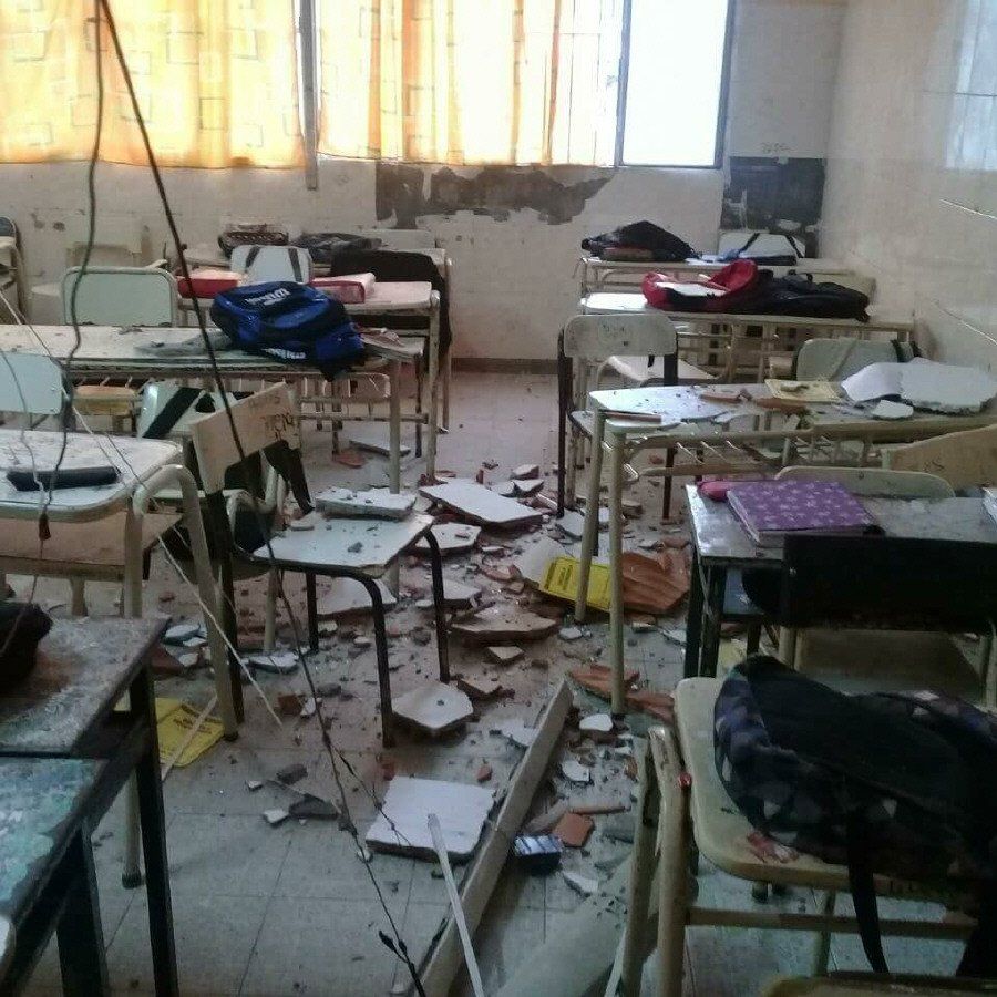 Se desplomó el techo de una escuela en Esteban Echeverría y los alumnos se salvaron por el recreo