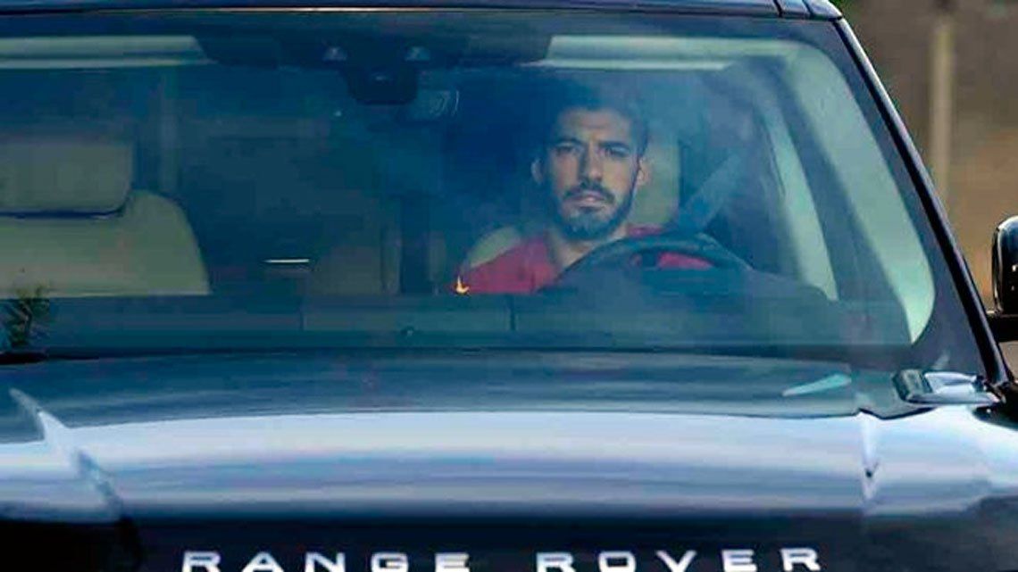 Entre lágrimas, Suárez se despidió de sus compañeros del Barcelona