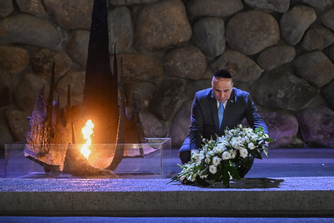 Juan Manzur en el Museo Yad Vashem, donde avivó la Llama Perpetua de Recordación 