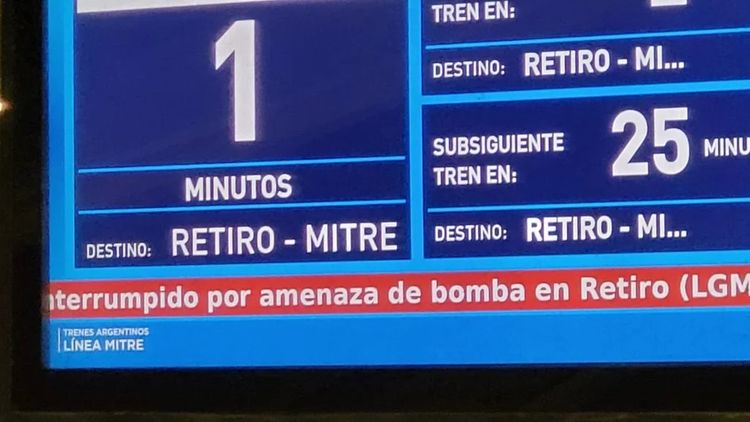 Las pantallas en la estación Retiro indican que el servicio está interrumpido.