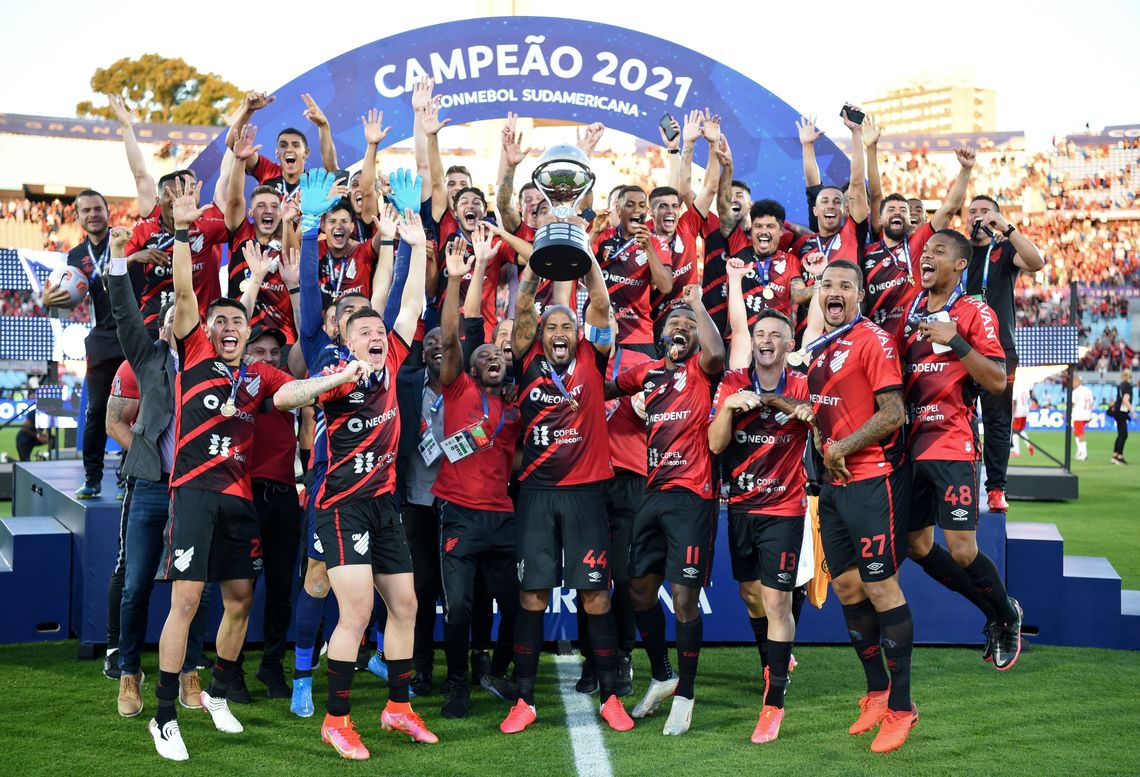 Atlético Paranaense celebra con la Copa Sudamericana