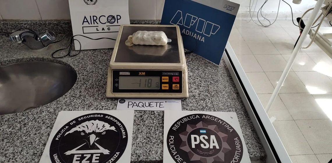 Ezeiza: la joven detenida llevaba cocaína en el cuerpo. 