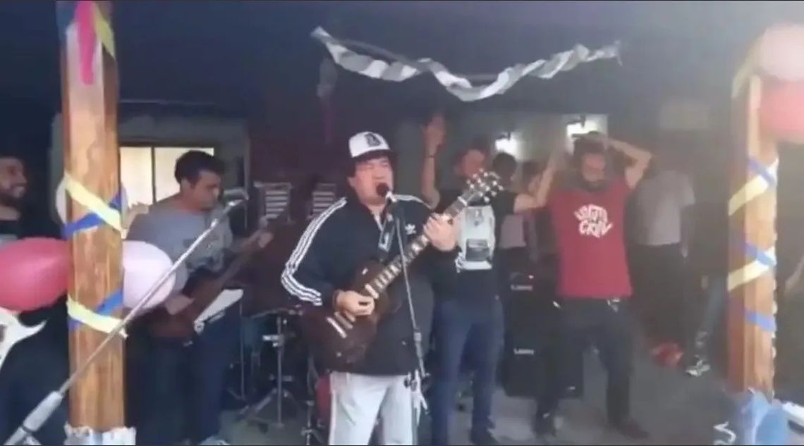 Se viralizó un video actual de Pity Álvarez tocando en vivo un clásico de Intoxicados