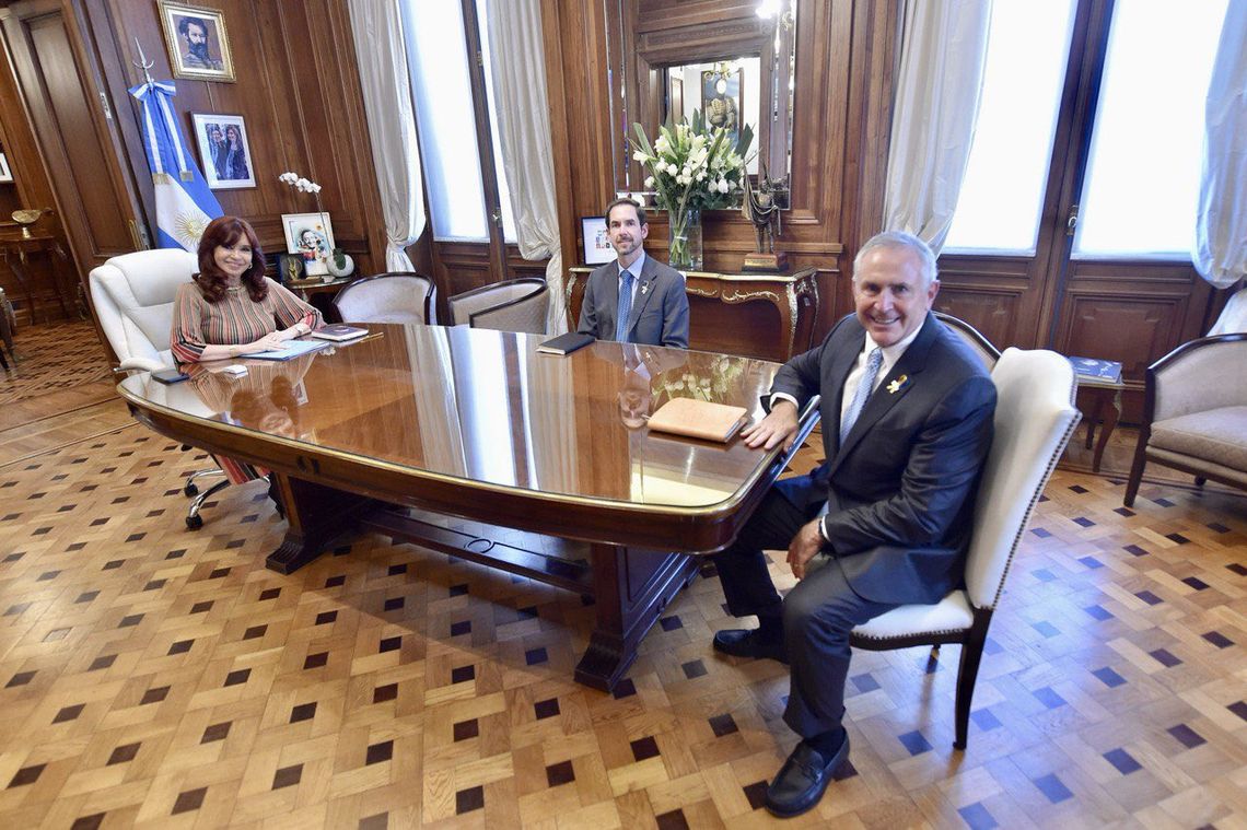 La vicepresidenta Cristina Fernández se reunió este lunes en el Senado con el embajador de EE.UU. Mark Stanley.