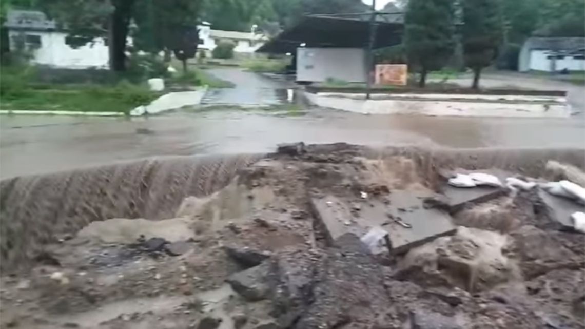 Deslizamientos y desbordes provocados por la fuerte tormenta en la provincia.