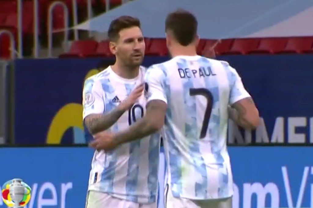Messi va al encuentro con De Paul luego de que éste desviara su penal por encima del travesaño.