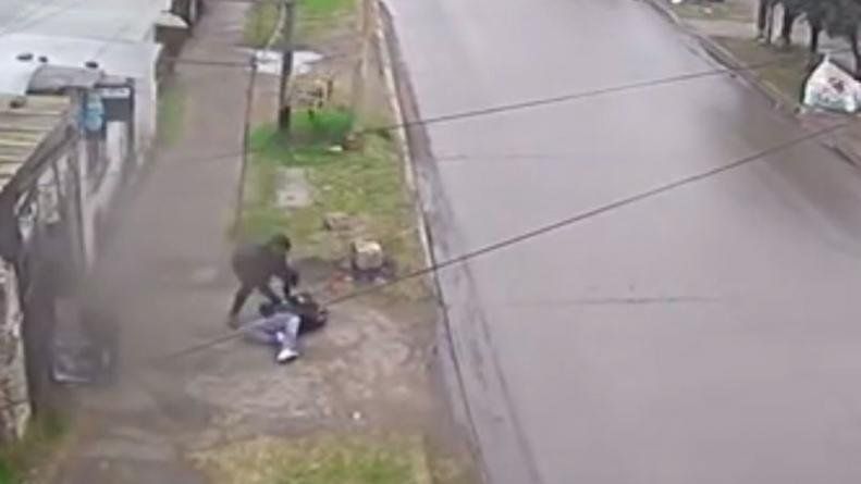 Video: un delincuente le fracturó la pierna a una mujer para robarle el celular