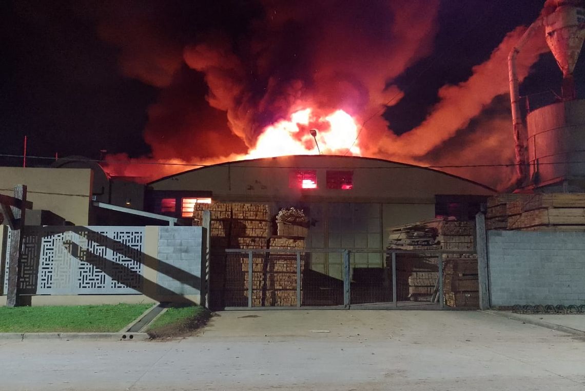 Voraz incendio en una maderera de Luján.