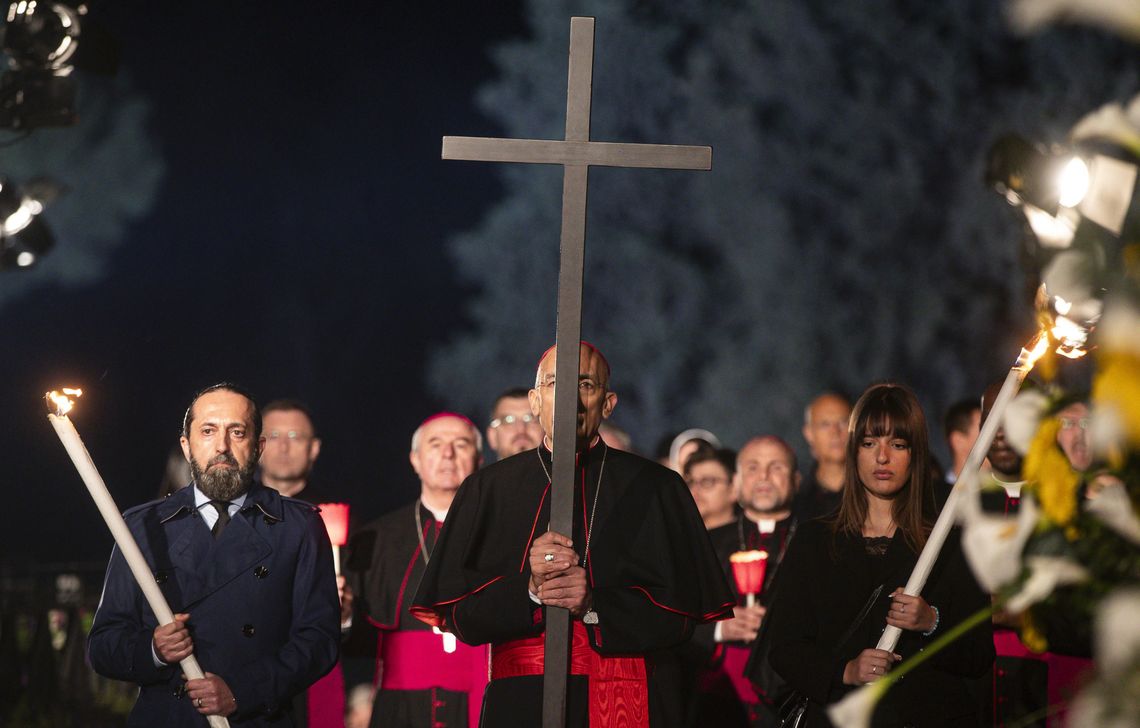 El delegado del Santo Padre, el cardenal Baldassare Reina, preside el vía crucis.