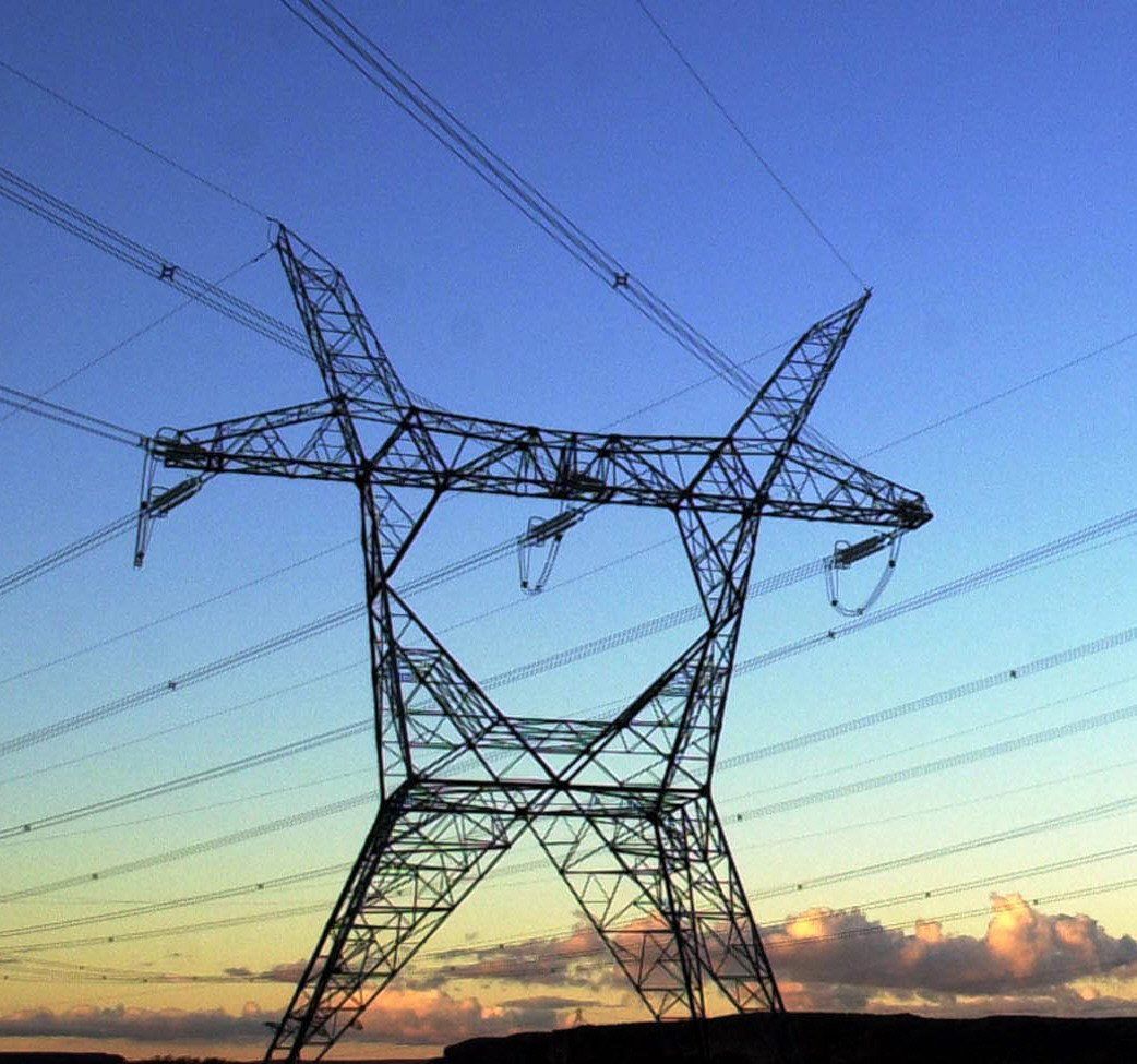 Por medio de líneas de alta tensión se traslada la energía por todo el país.