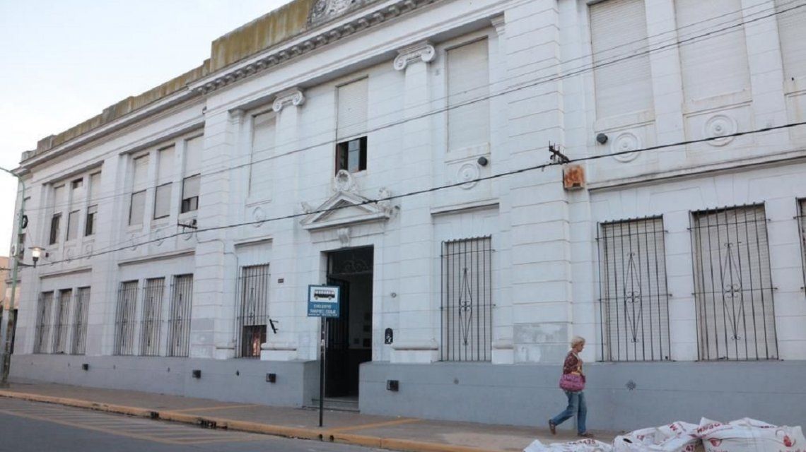 Escándalo en Ensenada: acusan a una docente de cachear a nenes
