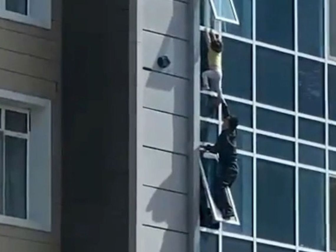 Un hombre salvó a una niña de 3 años que quedó colgada de un balcón.