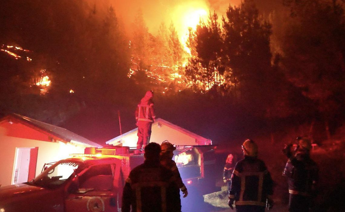 El mandatario chubutense destacó el amplio despliegue de recursos humanos y materiales para combatir las llamas. Pese a eso, especialistas remarcan que cuando el fuego es tan grande, no hay recursos que basten.