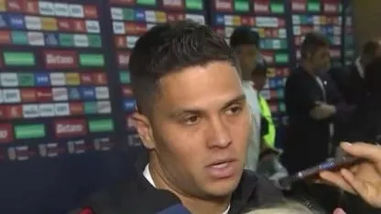 Tu haces preguntas muy especiales, le protestó JFQ.