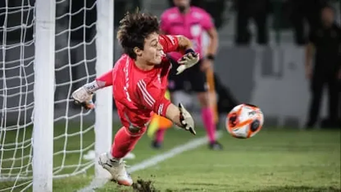 Santiago Beltrán atajó un penal en la tanda y River le ganó a Peñarol. Santiago Beltrán atajó un penal en la tanda y River le ganó a Peñarol.