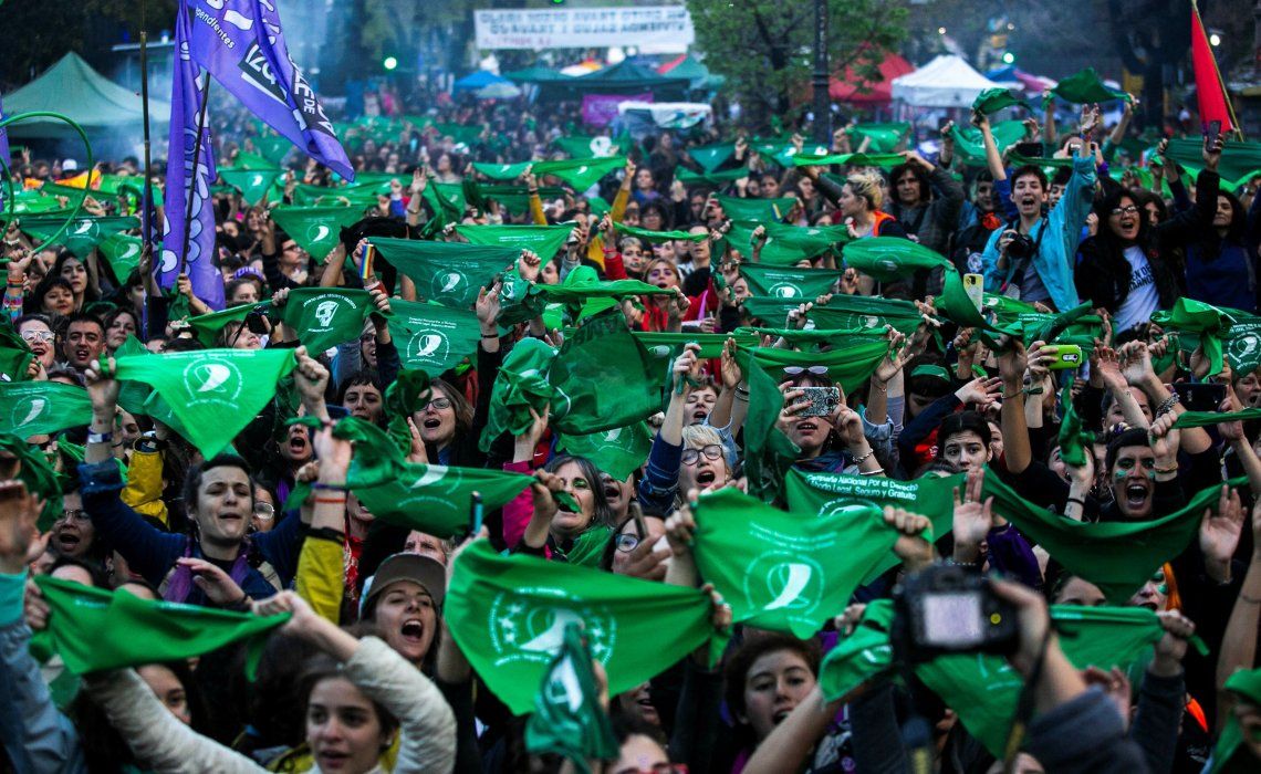Miles de pañuelos verdes invadieron ayer la ciudad de La Plata en el primer día del Encuentro Nacional de Mujeres.