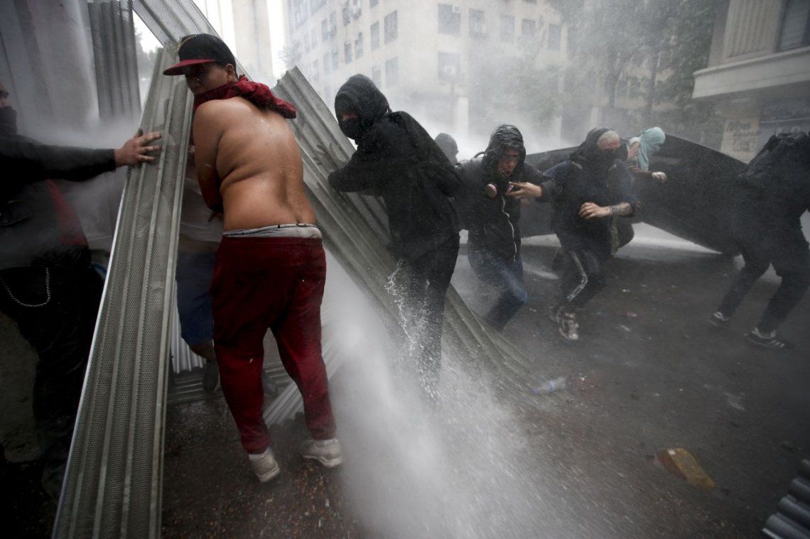 Chile: el gobierno convocó a reservistas para que se sumen al Ejército en las calles