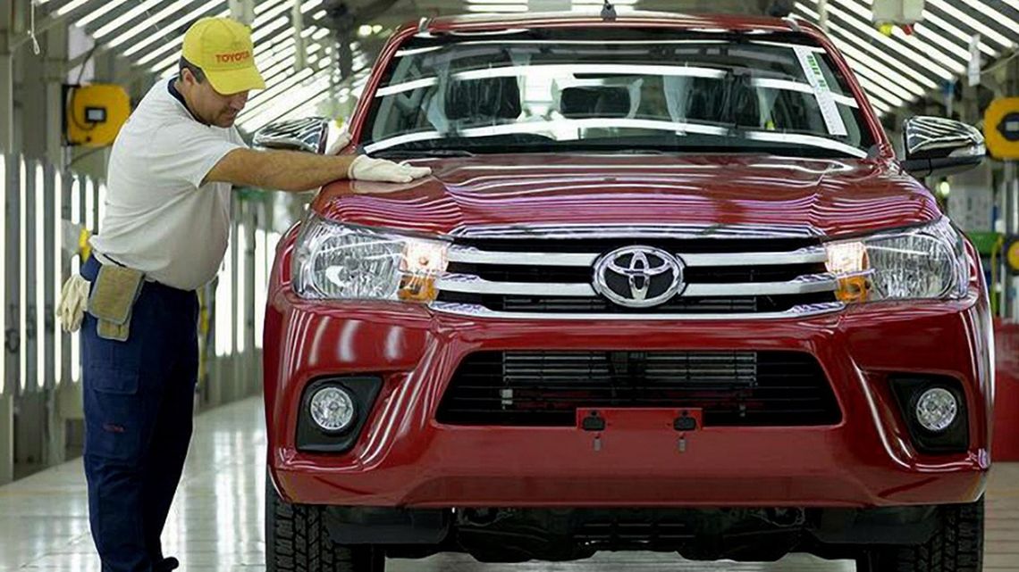 Toyota produce en el país la pickup Hilux y el SUV de lujo SW4.