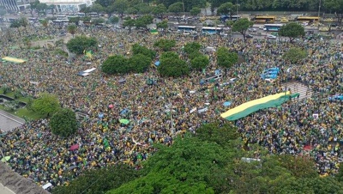 Miles de personas apoyaron a Bolsonaro aunque fue vencido en las elecciones.