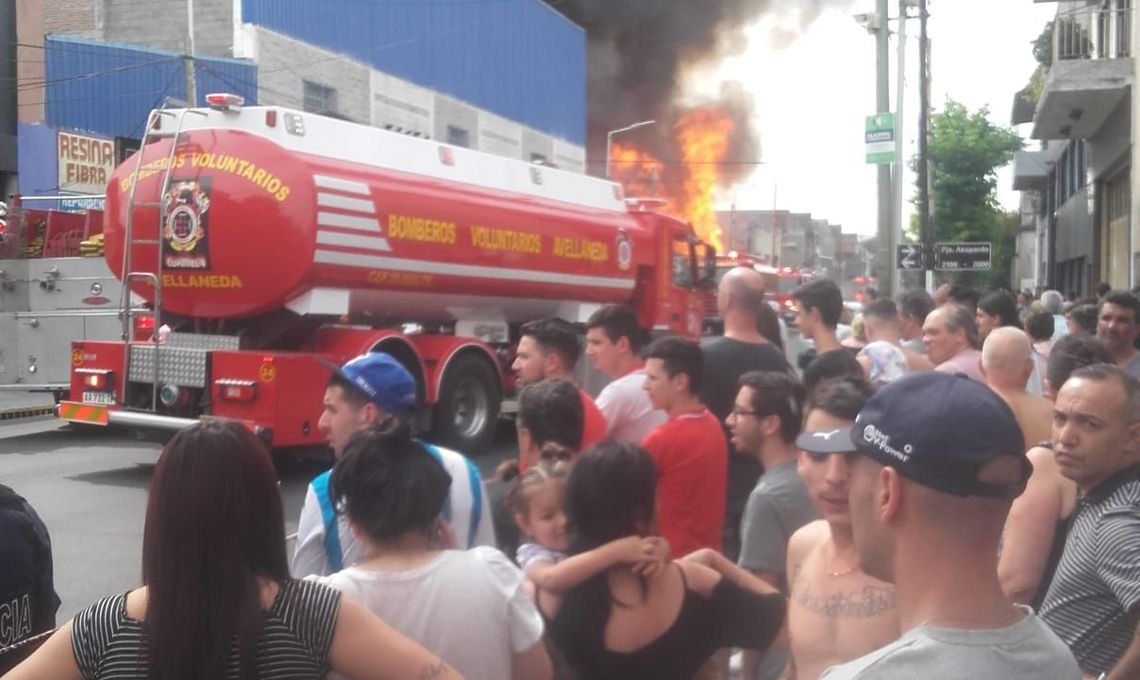Avellaneda: más de 10 dotaciones de bomberos combaten un incendio en una maderera de Piñeyro