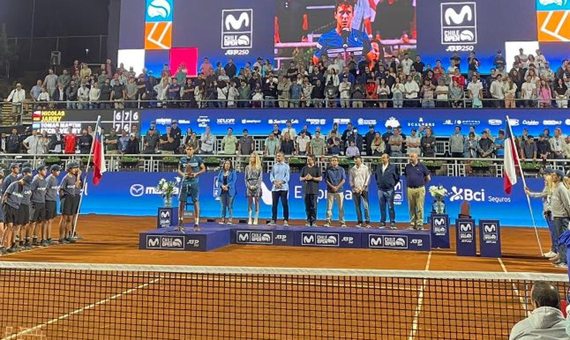 Tomás Etcheverry perdió con el chileno Nicolás Jarry en la final del ATP 250 de Santiago.