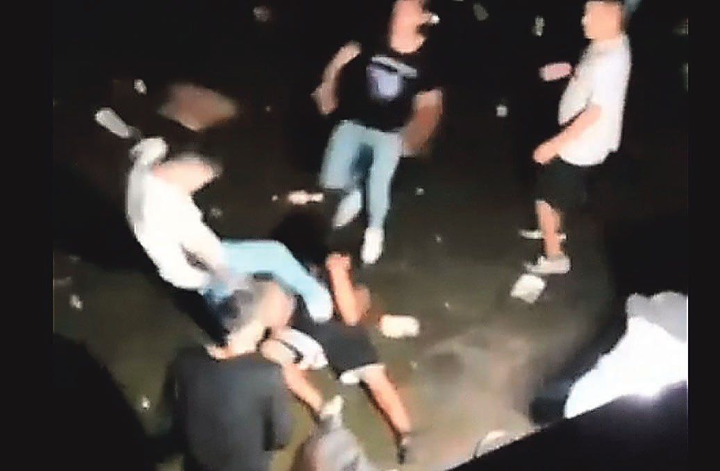 Patada en la cabeza. Una captura del video que muestra la brutal agresión.