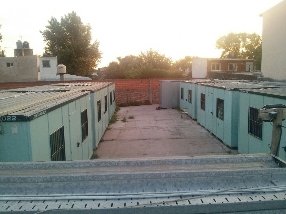 Los container que funcionan como aulas de la Primaria 42 de Florencio Varela.
