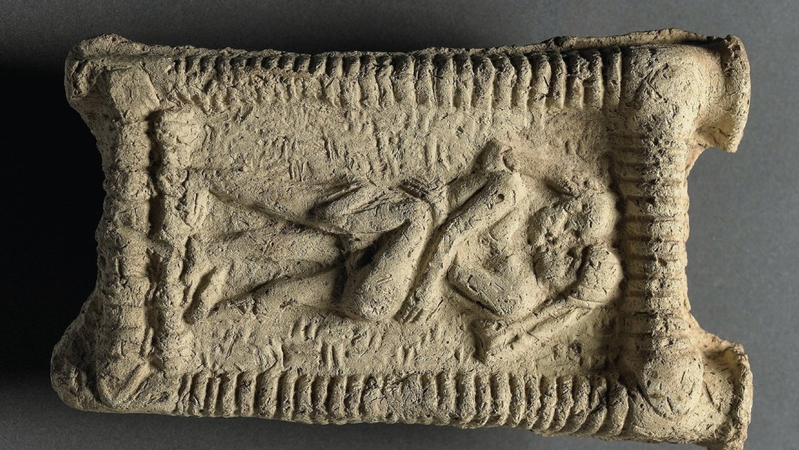 Modelo de arcilla babilónica que muestra a una pareja desnuda en un sofá practicando sexo y besándose. Fecha: 1800 A.C