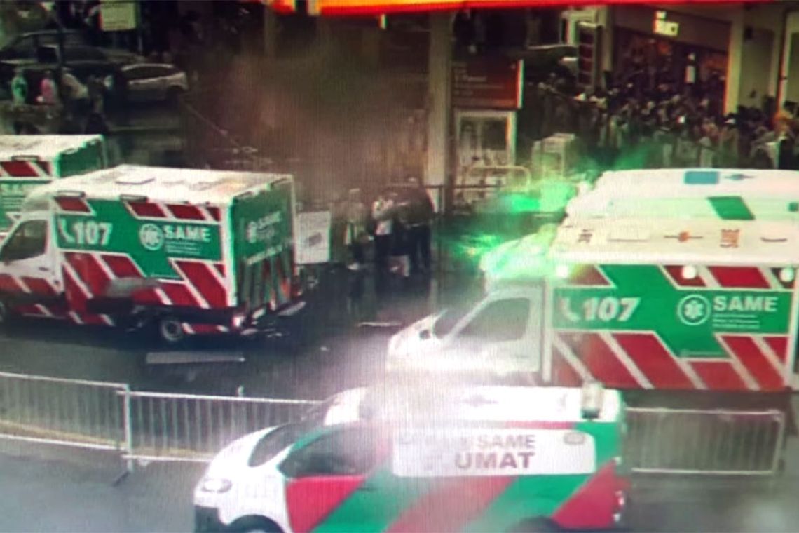 Varias ambulancias del SAME se hicieron presentes en las afueras del estadio donde esta noche iba a dar su show Taylor Swift. Captura.