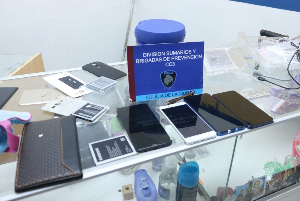 La Policía de la Ciudad detuvo a dos personas por la venta de celulares robados.