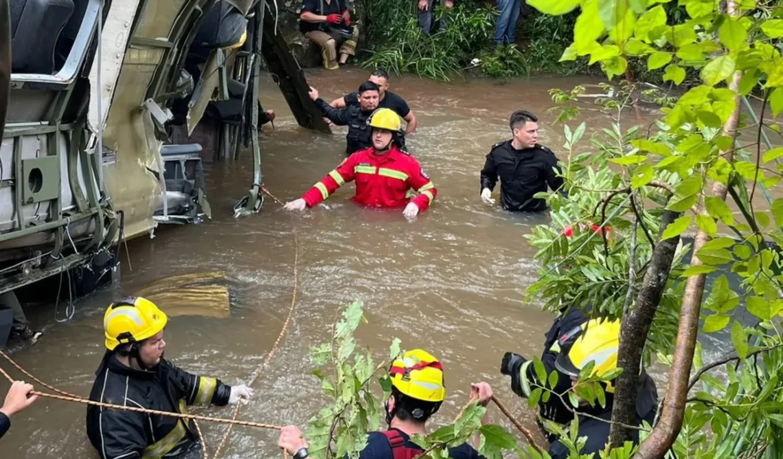 El micro cayó sobre el arroyo Yazá. El micro cayó sobre el arroyo Yazá.