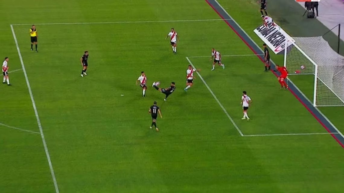 El primer gol de Argentinos Juniors a River que fue anulado.