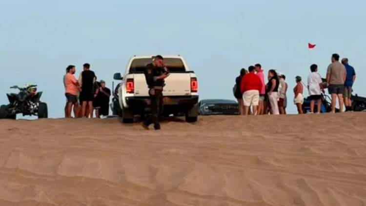 El choque entre un UTV y una camioneta ocurrió en una zona de médanos con alta circulación de vehículos todoterreno.