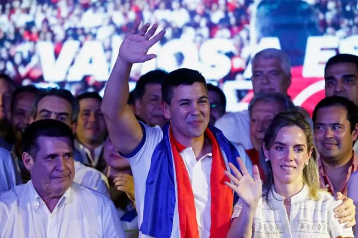 Fernando Peña asume la presidencia de Paraguay a los 44 años. 