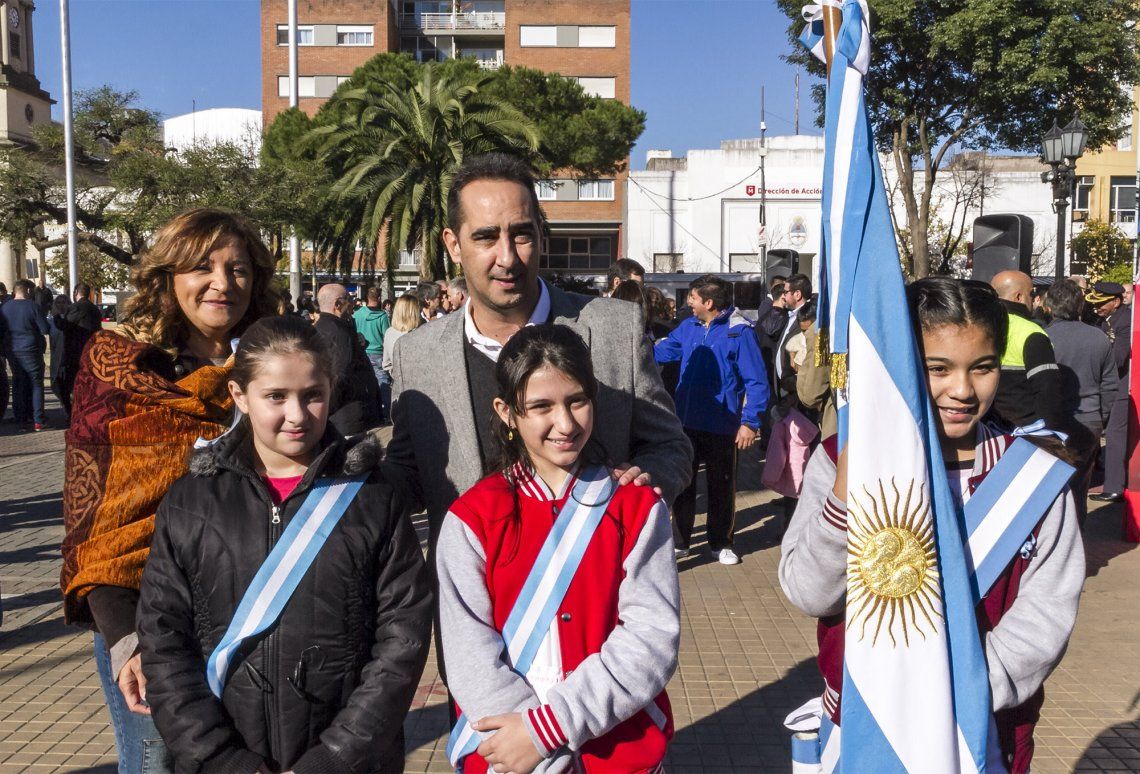 Tagliaferro compartió con vecinos el 208º aniversario de la Revolución de Mayo
