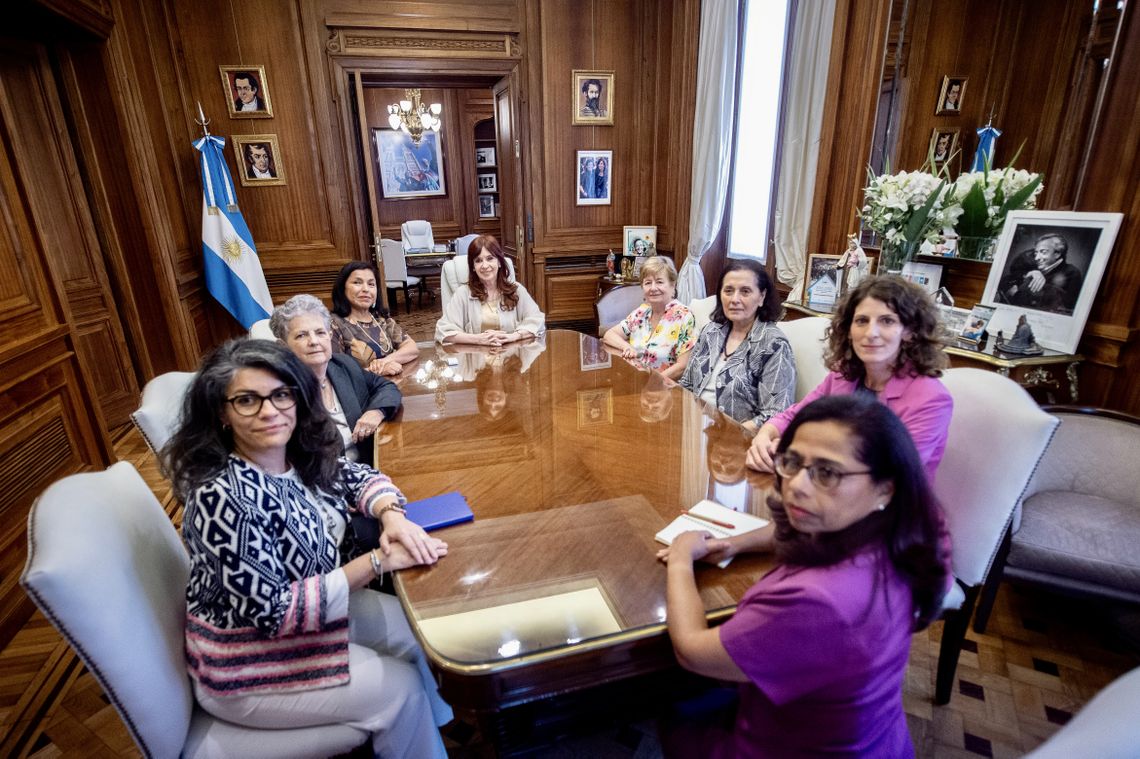 Cristina Fernández de Kirchner recibió a un comité de expertas de la OEA.