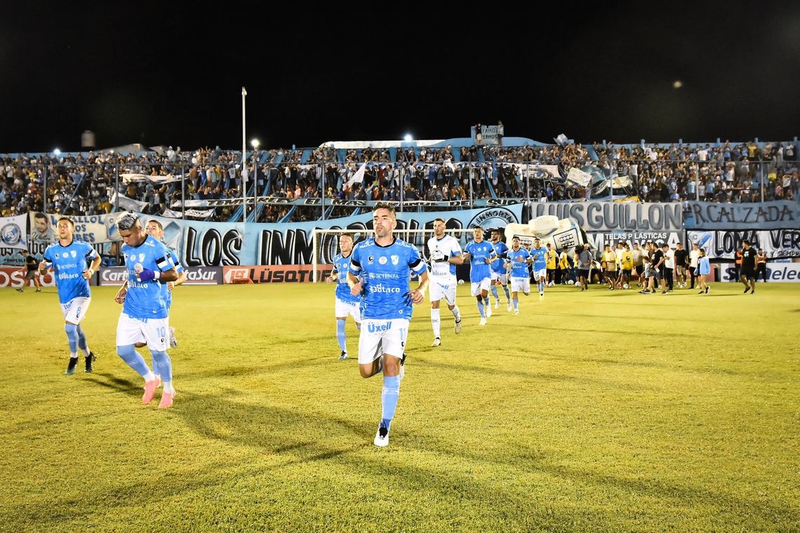 Temperley cayó 2 a 0 ante Gimnasia de Mendoza y sufrió dos expulsiones en una noche para el olvido