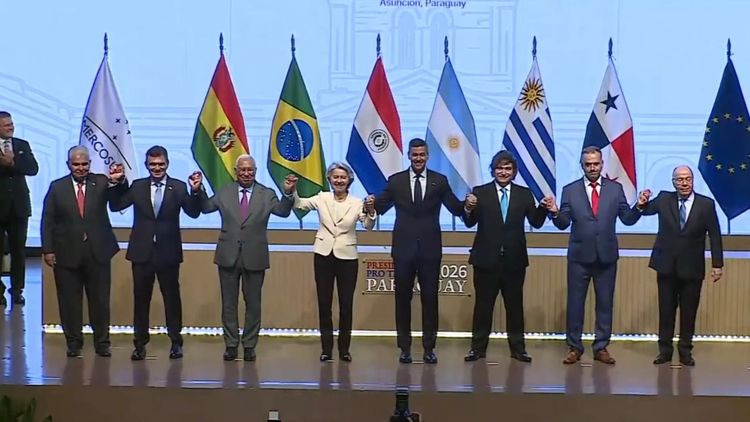 La celebración de los mandatarios luego de la firma del histórico acuerdo.