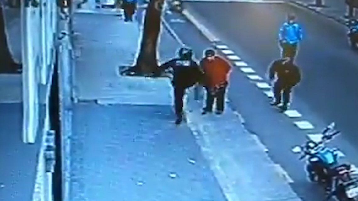 Liberaron al policía de la Ciudad que causó la muerte de un hombre tras pegarle una patada