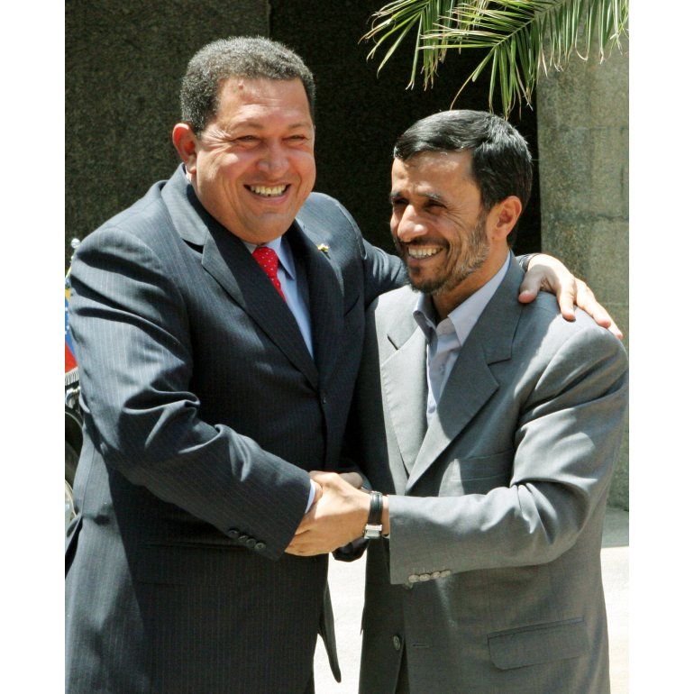 Llegó Ahmadinejad: Chávez siempre seguirá vivo