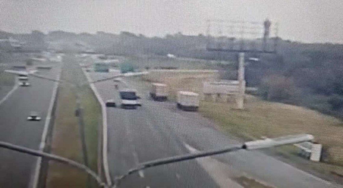 El trágico accidente quedó grabado en las cámaras de la autopista.
