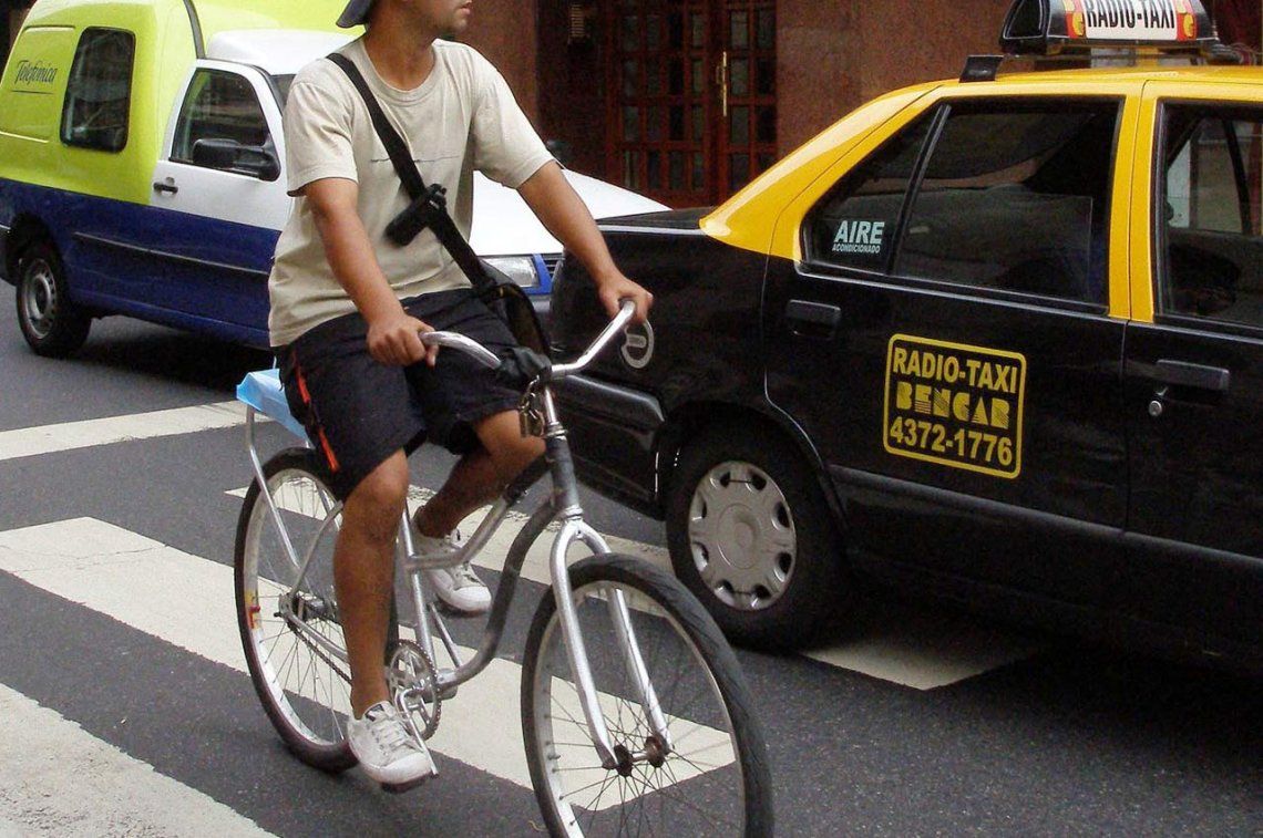 Los ciclistas no podrán circular usando celular ni auriculares