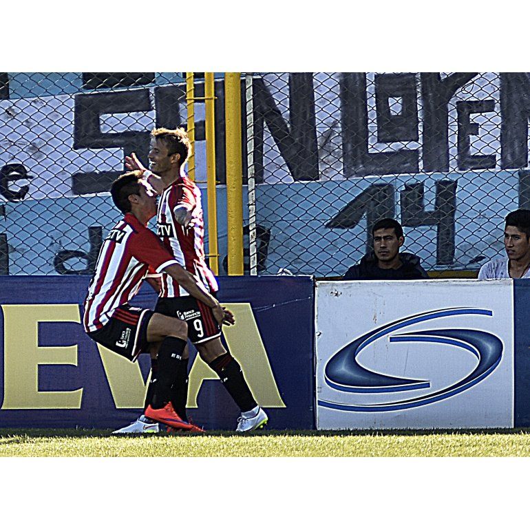 Toque de zurda y a cobrar. La Gata Fernández festeja su gol. (Foto: Télam).