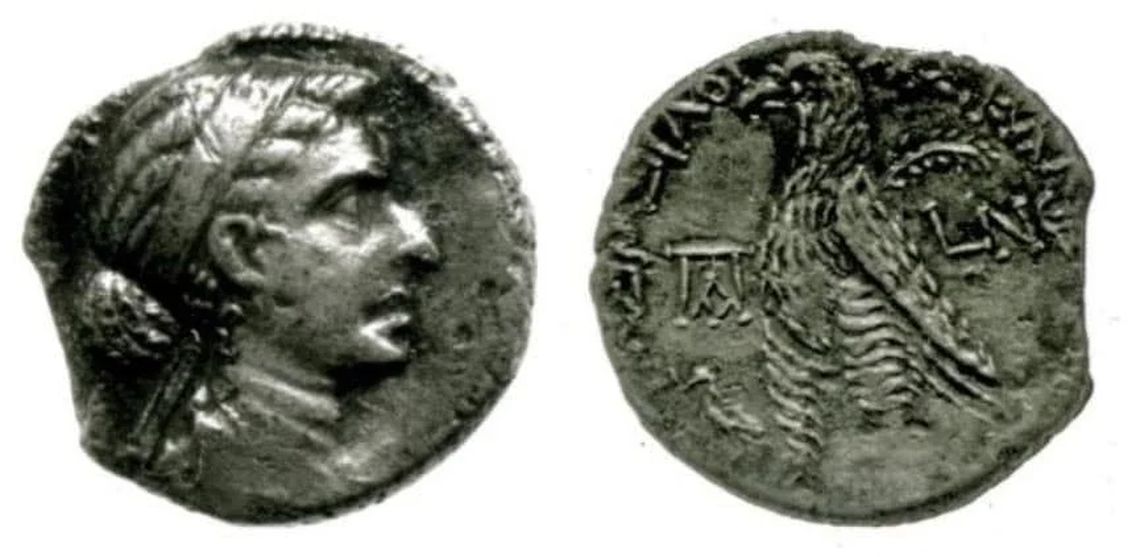 Una moneda antigua que representa a Cleopatra VII