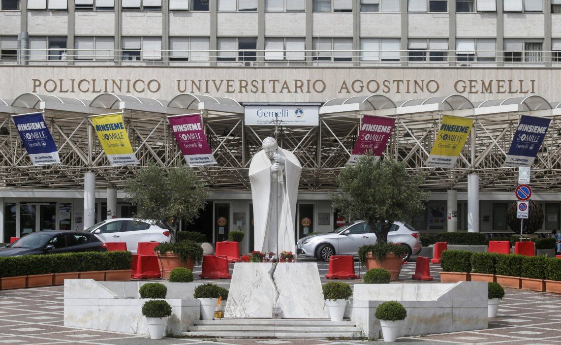 Frente del Policlínico Universitario Agostino Gemelli donde internaron al Papa Francisco.