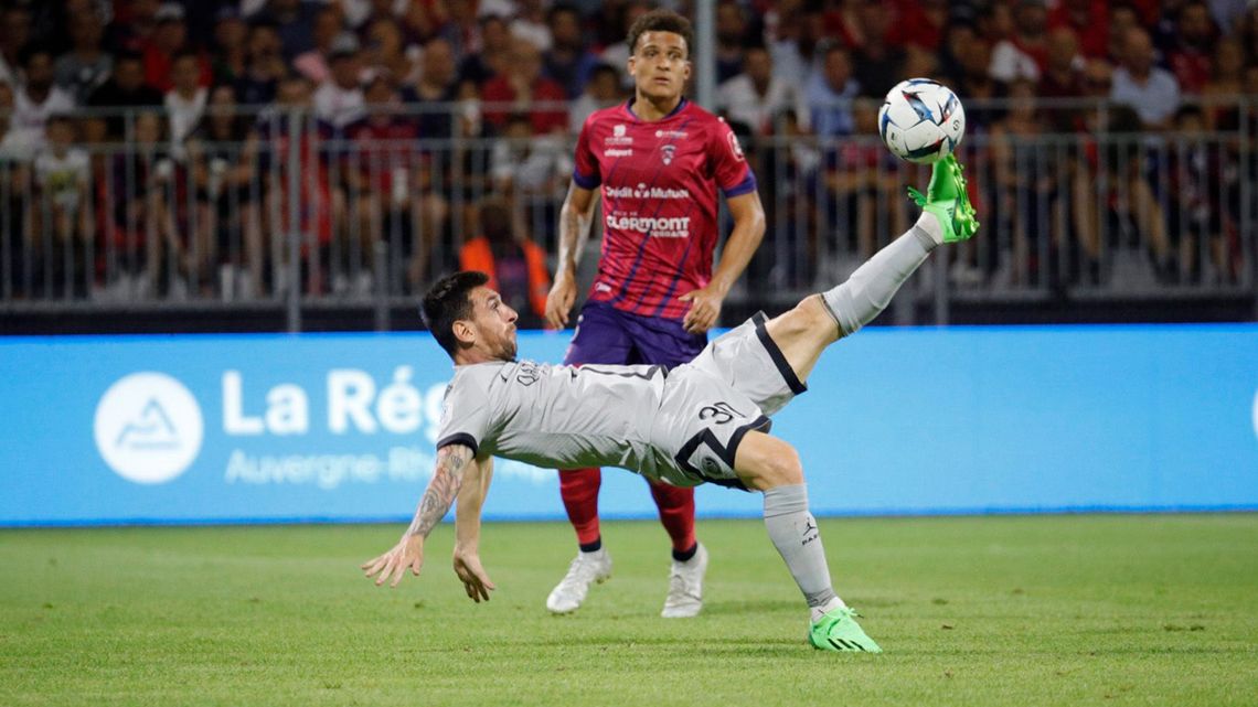Es el primer gol de chilena de Leo.